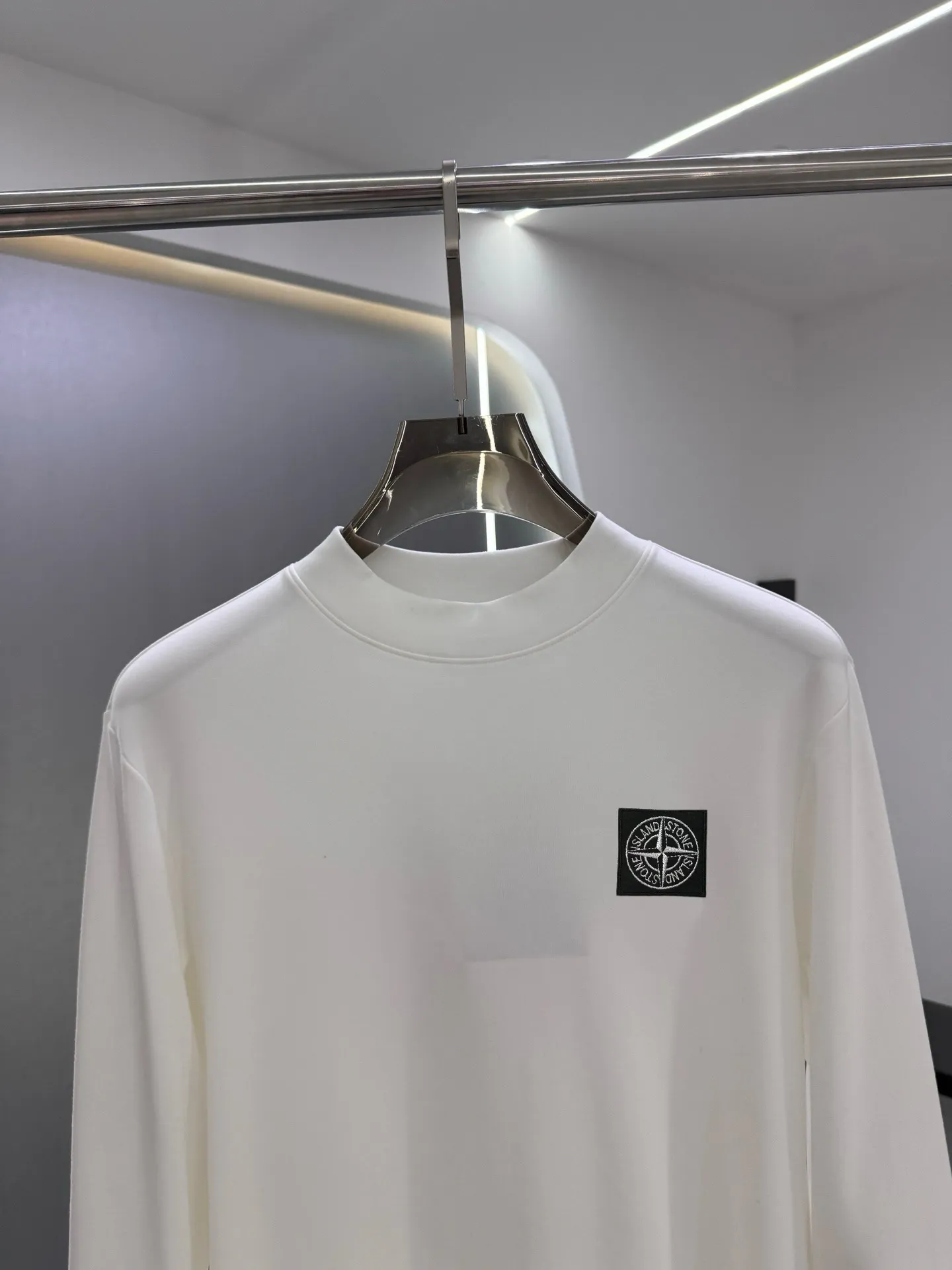 P220 Stone Island 2025 autumn and winter men's latest trade order mid-collar bottoming shirt, in full condition! ! Designed with logo embroidery! Customized 100% pure cotton fabric! Weighing 330g, the upper body is comfortable and breathable, not stiff, and has a rich three-dimensional feel overall. It is a quality export order that meets the simple needs of commuters. The upper body effect is very good, slimming, and not picky about the figure. The fabric workmanship is impeccable. Black White Size: XS-2XL
